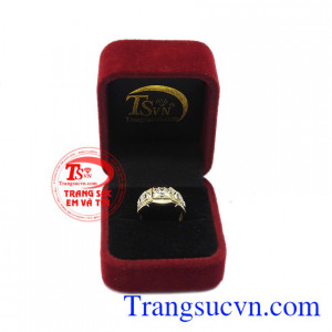 Nhẫn nam không chỉ thể hiện cá tính, phong cách của người dùng mà còn làm hoàn thiện hơn, tăng độ tự tin cho phái mạnh. Nhẫn nam phong cách thời thượng