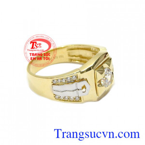 Với sự kết hợp vàng màu, vàng trắng và đá nhân tạo mang đến sự sang trọng, lịch lãm mà không mất đi tính thẩm mỹ. Nhẫn nam phong cách thời thượng
