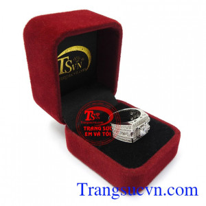 Sản phẩm phù hợp nhiều phong cách và trang phục, là lựa chọn tuyệt vời cho người thân và bạn bè. Nhẫn nam vàng trắng an khang