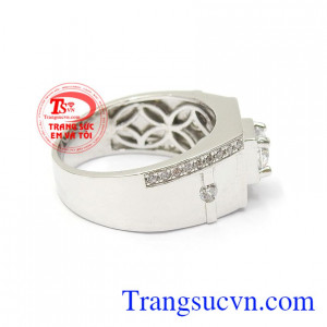 Với thiết kế gắn đá CZ tinh xảo, cao cấp mang lại sự sang trọng cho từng chi tiết sản phẩm Nhẫn nam vàng trắng quyền uy