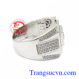 Sản phẩm được gắn đá CZ độc đáo, tinh tế mang lại cho người đeo phong cách lịch lãm, thời trang và đẳng cấp Nhẫn nam vàng trắng thịnh vượng