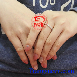 Nhẫn nữ vàng trắng tinh tế, phù hợp nhiều phong cách thời trang của các cô nàng hiện đại Nhẫn nữ đính đá duyên dáng
