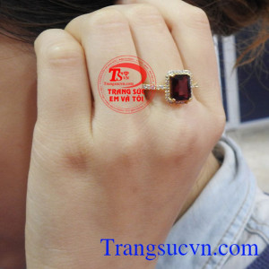 Vì vậy nên nhẫn gắn đá granat rất được mọi người ưa chuộng, là lá bùa hộ mệnh cho người đeo Nhẫn nữ granat danh vọng