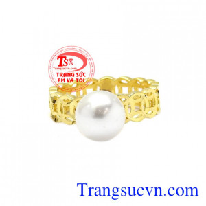 Nhẫn nữ kim tiền ngọc trai được chế tác bắt mắt từ vàng 10k cùng viên ngọc trai tròn đẹp. 