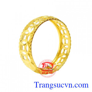 Nhẫn nữ kim tiền phát lộc mang lại vẻ tinh tế nhưng vẫn hợp thời trang.