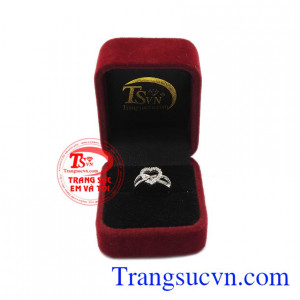 Với thiết kế trẻ trung, hợp thời trang sản phẩm dễ dàng để kết hợp với nhiều kiểu trang phục. Nhẫn nữ sắc màu tình yêu