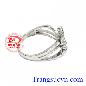 Sản phẩm chế tác từ vàng tây 10k sáng bóng, bền đẹp. Nhẫn nữ sắc màu tình yêu