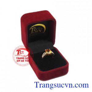 Sản phẩm phù hợp với người mệnh kim và mệnh thổ. Nhẫn nữ thạch anh vàng