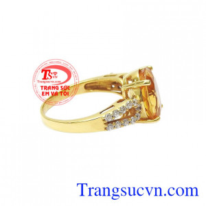 Thiết kế sang trọng và tinh tế giúp cho người phụ nữ càng thêm quyến rũ hơn. Nhẫn nữ thạch anh vàng
