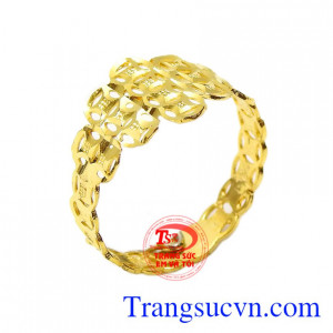 Nhẫn nữ vàng kim tiền tài lộc đang được nhiều người ưa chuộng, bởi người ta tin rằng vào ngày thần tài mua vàng sẽ mang lại may mắn.