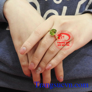 Kết hợp với đá peridot là viên đá mang lại sự thanh thản, bình an, giải trừ các nguồn năng lượng tiêu cực cho người đeo