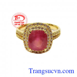 Ruby là loại đá quý đặc biệt, mang trong mình nguồn năng lượng lớn, thường được sử dụng làm vật may mắn trong phong thủy, đời sống,Nhẫn nữ vàng Ruby đẳng cấp