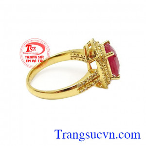Màu đỏ của Ruby rất riêng biệt, tượng trưng cho sự ấm áp và rực lửa mang lại mọi sự may mắn,Nhẫn nữ vàng Ruby đẳng cấp