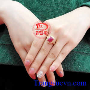 Kiểu dáng sang trọng, quý phái làm tôn lên vẻ đẹp của người phụ nữ trong nhiều dịp khác nhau,Nhẫn nữ vàng Ruby sang trọng