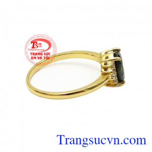 Ngoài ra thời xưa người ta tin rằng những viên Sapphire xanh lá độc đáo còn giúp cân bằng tim mạch giúp ổn định sức khỏe,Nhẫn nữ vàng Sapphire dịu dàng