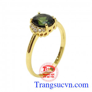 Nhẫn nữ vàng Sapphire dịu dàng được chế tác tinh xảo và tỉ mỉ từ vàng 14k kết hợp với đá Sapphire chất lượng,Nhẫn nữ vàng Sapphire dịu dàng