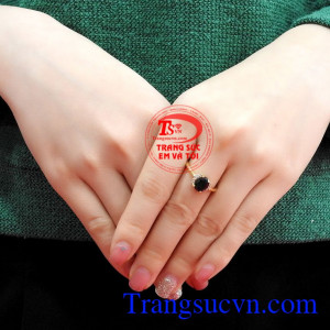 Về phong thủy, đá Sapphire thích hợp cho những ai sở hữu mệnh Mộc và Hỏa,Nhẫn nữ vàng Sapphire dịu dàng