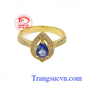 Sapphire xanh dương được coi là sắc màu phổ biến và vô cùng quý giá trong họ Sapphire và chúng có thể biến đổi theo các tông màu đậm nhạt,Nhẫn nữ vàng Sapphire giọt nước