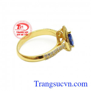 Đá màu xanh mang lại sự giàu sang, thịnh vượng cho chủ nhân,Nhẫn nữ vàng Sapphire giọt nước