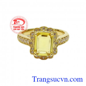 Với thiết kế kiểu dáng sang trọng, đá Sapphire gắn liền với sự giàu sang, phú quý và sung túc,Nhẫn nữ vàng Sapphire quý phái