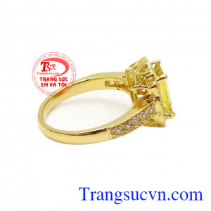 Đeo Sapphire màu vàng, chủ nhân sẽ luôn may mắn và thành công, sở hữu cuộc sống đầy đủ không cần lo ngại về vật chất,Nhẫn nữ vàng Sapphire quý phái