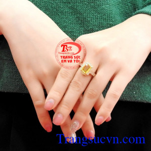 Ngoài ra nhiều ý kiến còn cho rằng Sapphire này còn giúp trí não minh mẫn hơn, giảm suy nghĩ tiêu cực,Nhẫn nữ vàng Sapphire quý phái