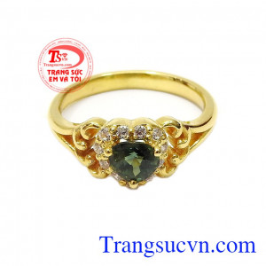 Sản phẩm được chế tác tinh xảo, tỉ mỉ từ vàng 14k và đá quý Sapphire thiên nhiên chất lượng có giấy kiểm định đá quý,Nhẫn nữ vàng Sapphire trái tim