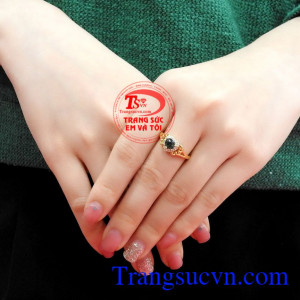 Theo phong thủy, đá Sapphire xanh lục là bùa hộ mệnh mang lại may mắn cho người mệnh Mộc và mệnh Hỏa,Nhẫn nữ vàng Sapphire trái tim