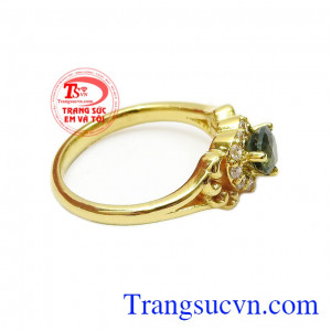 Kết hợp cùng những viên đá Cz nhỏ đính xung quanh thành hình trái tim vửa tạo sự nổi bật vừa mang ý nghĩa yêu thương, gắn kết,Nhẫn nữ vàng Sapphire trái tim