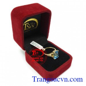 Với thiết kế độc đáo, kết hợp với đá topaz mang lại sự quý phái, thời trang và phong cách cho phái đẹp Nhẫn nữ vàng topaz sang trọng