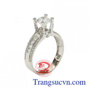 Nhẫn nữ vàng trắng sành điệu được chế tác tỉ mỉ, những viên CZ được đính xung quanh viền tạo lên vẻ rực rỡ cho chiếc nhẫn.