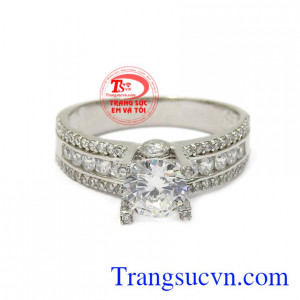 Nhẫn nữ vàng trắng sành điệu mang lại vẻ kiều diễm, thu hút ánh nhìn của người khác phái.