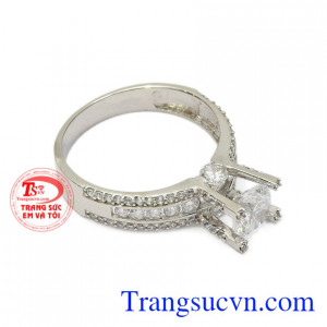 Sản phẩm sẽ là món quà khiến cho nữ giới yêu thích vào những dịp đặc biệt. Nhẫn nữ vàng trắng sành điệu