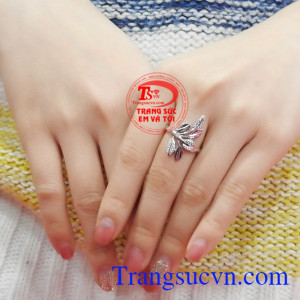 Đây chính là món quà mà khó có ai có thể chối từ,Nhẫn nữ vàng trắng trang nhã