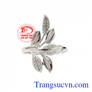 Thiết kế họa tiết những chiếc lá lạ mắt làm tôn lên nét đẹp của người đeo,Nhẫn nữ vàng trắng trang nhã