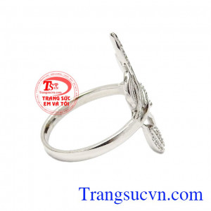 Với phong cách trang nhã này rất dễ để các chị em kết hợp trang phục và phụ kiện,Nhẫn nữ vàng trắng trang nhã