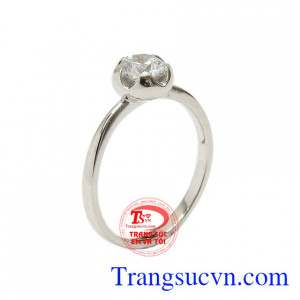 Nhẫn vàng trắng sắc màu tình yêu được nhập khẩu từ Hàn Quốc với thiết kế thanh mảnh nhưng vẫn khiến cho người đeo trở nên thu hút.