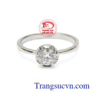 Điểm nhấn của chiếc nhẫn là viên CZ được đính chính giữa làm cho chiếc nhẫn trở nên sáng bóng.