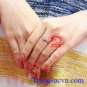 Nhẫn vàng trắng sắc màu tình yêu bảo hành 6 tháng, uy tín.
