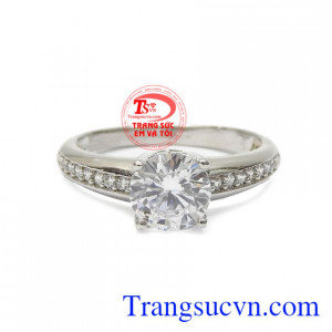 Chiếc nhẫn này rất dễ phối đồ, không kén tuổi tác. Nhẫn vàng trắng tình yêu nhiệm màu