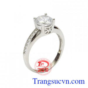 Nhẫn vàng trắng tình yêu nhiệm màu được chế tác vô cùng bắt mắt bởi những viên CZ đính tỉ mỉ.