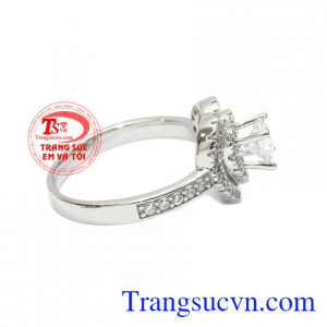 Các đường nét uyển chuyển, vàng trắng kết hợp cùng đá nhân tạo lấp lánh càng thêm quyến rũ. Nhẫn vàng trắng trái tim hạnh phúc