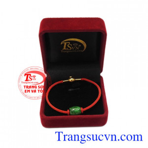 Ngọc jadeite thiên nhiên là một trong số những ngọc quý thường được dùng cho các vua quan, bởi nó đại diện cho sự giàu có, thịnh vượng. Vòng tay lu thống jadeite bình an