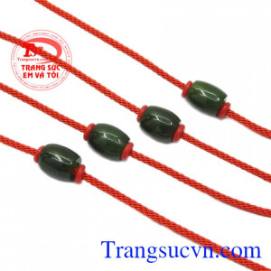 Nếu trước dây dây bện là loại đơn sơ thì nay đã thay bằng chất liệu bền đẹp và có tính thẩm mỹ hơn. Vòng tay lu thống nepherite đẹp