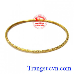 Vòng tay nữ thanh mảnh được chạm khắc tinh xảo từ vàng 10k mang lại vẻ nữ tính cho phái đẹp.