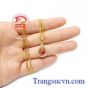 Đeo bộ dây chuyền ruby bên người sẽ mang lại nhiều may mắn, tài lộc và là lá bùa hộ mệnh cho người đeo