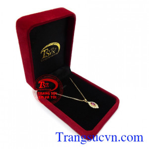 Bộ dây chuyền ruby tài lộc mang lại sự dịu dang, thời trang và quý phái cho người đeo.