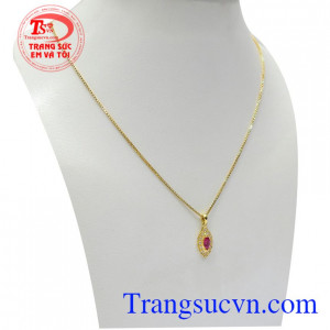Sản phẩm gắn đá ruby là biểu tượng cho may mắn, bình yên và hạnh phúc, là lá bùa hộ mệnh cho người đeo