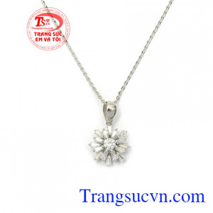 Bộ dây chuyền với mặt dây gắn đá CZ cao cấp là dòng sản phẩm rất được ưa chuộng hiện nay.