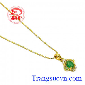 Emerald mang đến nhiều tài lộc, may mắn và giúp cuộc sống hôn nhân luôn bền chặt, hạnh phúc mãi mãi,Bộ dây Emerald quý phái
